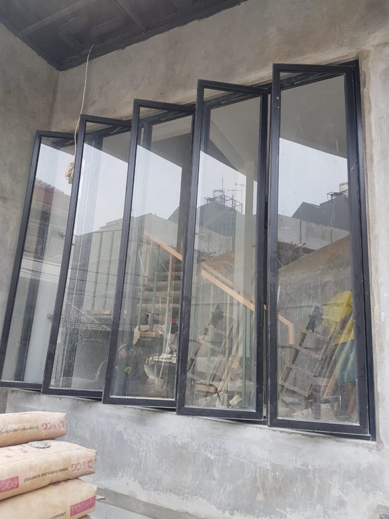 Jendela aluminium kelapa gading